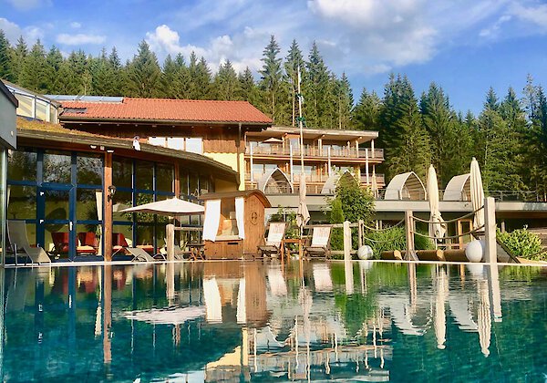 Poollandschaft im 4-Sterne Wellnesshotel Riedlberg in Bayern